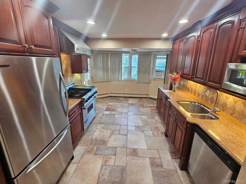 93 W 6th St in Ronkonkoma, NY - Building Photo