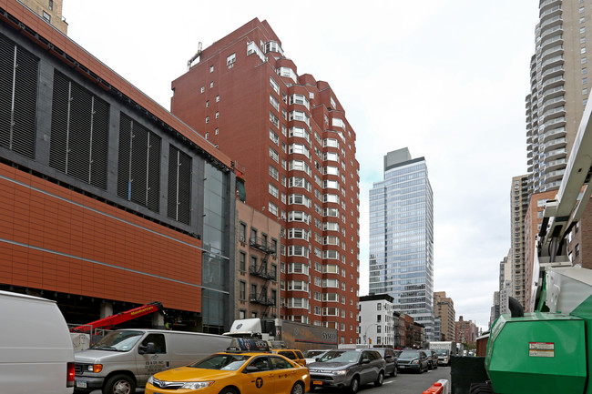 241  E. 73rd St in New York, NY - Building Photo - Building Photo