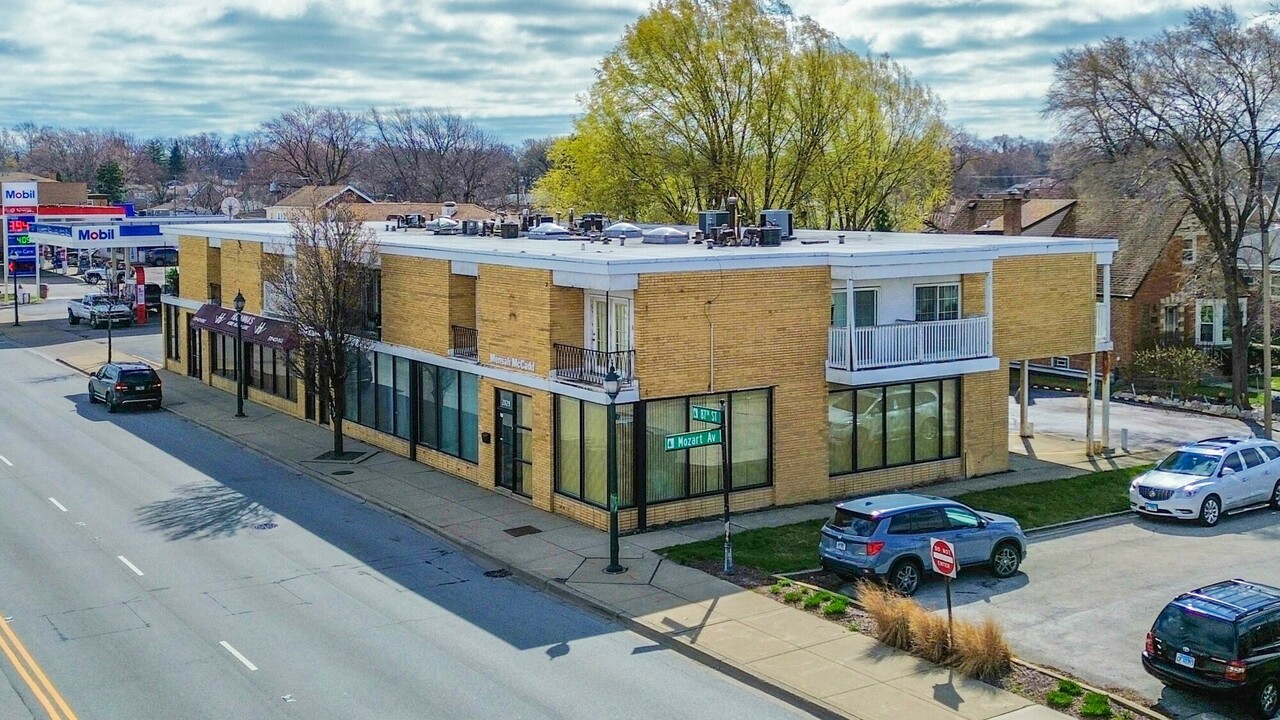 8701 S Mozart Ave in Evergreen Park, IL - Building Photo