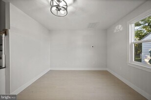 821 S Woodlynn Rd in Essex, MD - Building Photo