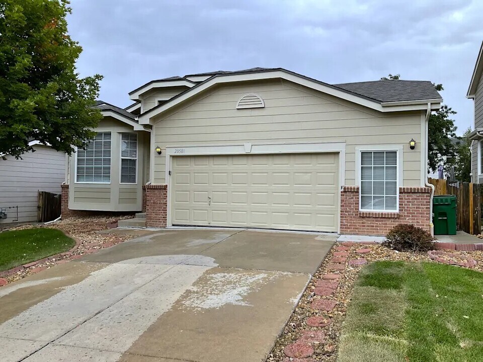 20981 E Bellewood Pl in Aurora, CO - Building Photo