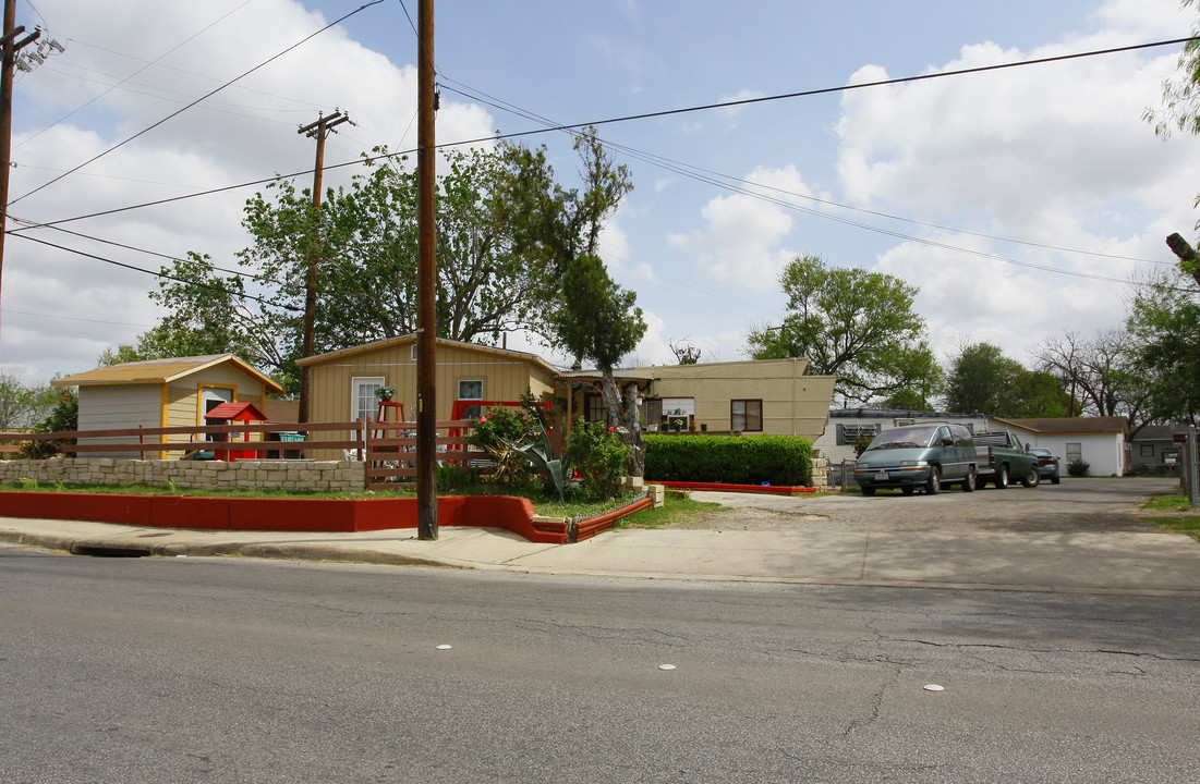 102-104 Lorita St in San Antonio, TX - Foto de edificio