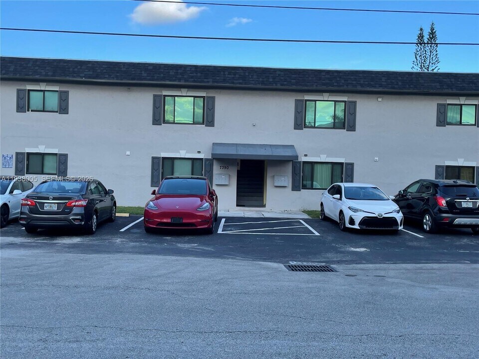 7390 NW 38th St in Hollywood, FL - Building Photo