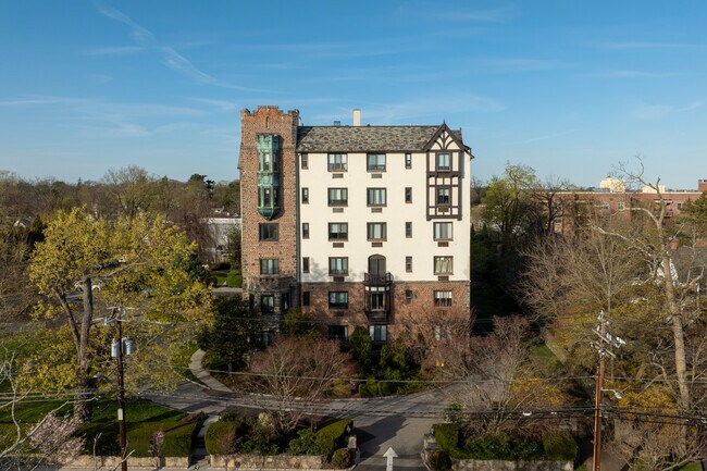 Greenwich Lodge in Greenwich, CT - Foto de edificio - Building Photo