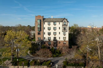 Greenwich Lodge in Greenwich, CT - Building Photo - Building Photo