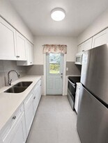 2550 NE 182nd St in North Miami Beach, FL - Building Photo