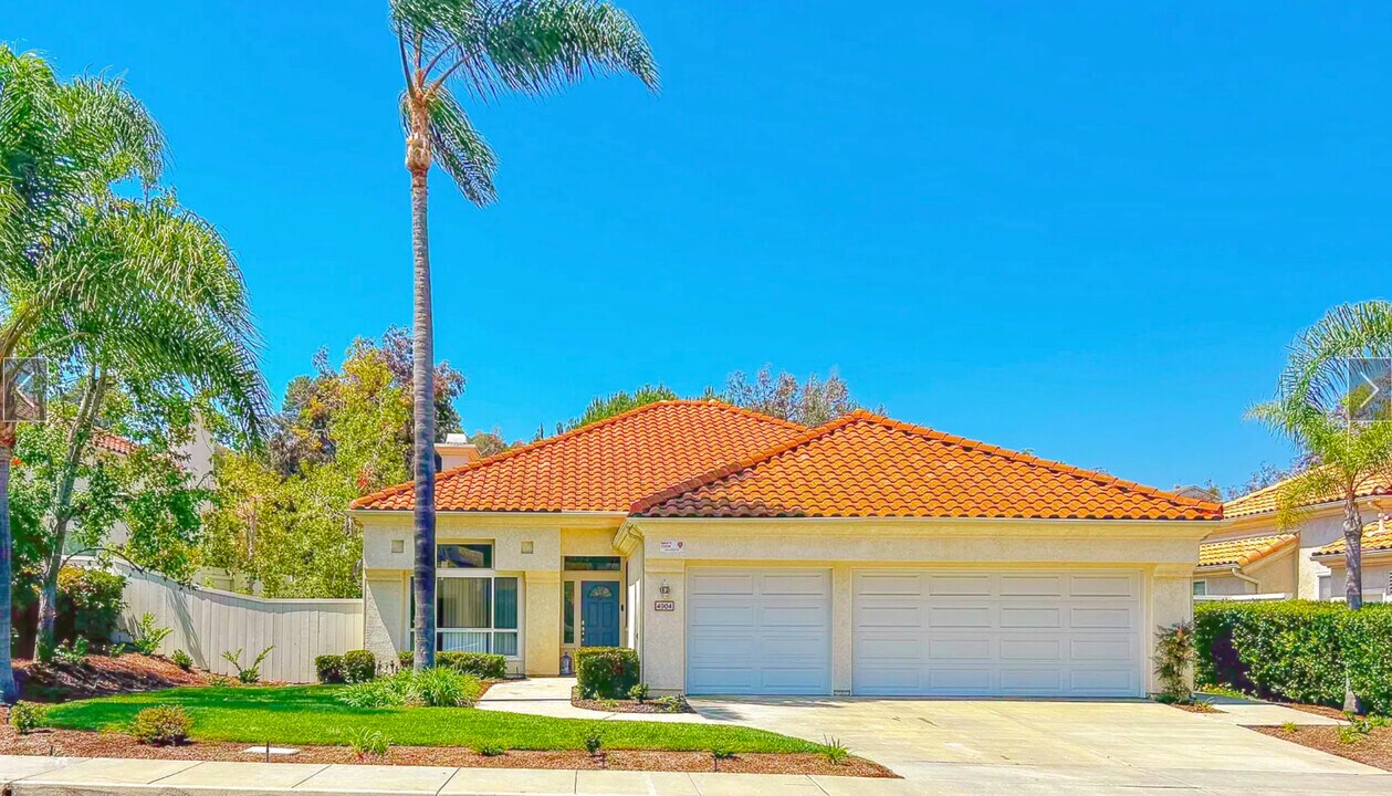 4904 Bella Collina St in Oceanside, CA - Foto de edificio