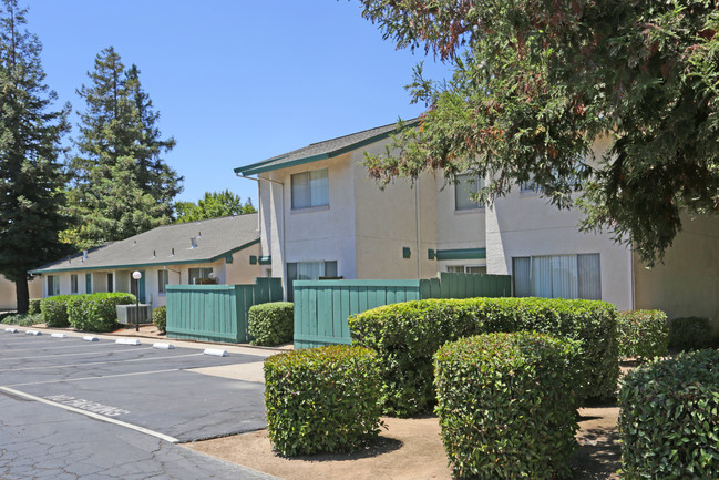 Merced Commons in Merced, CA - Foto de edificio - Building Photo