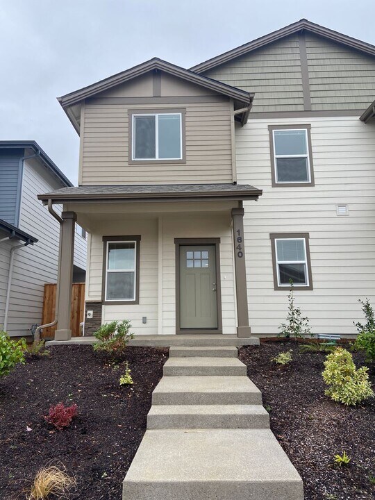 1640 SE Barberry Ave in Dallas, OR - Building Photo