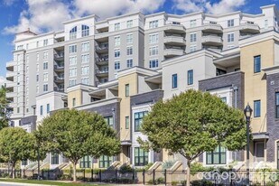 909 Camden Grandview Rd in Charlotte, NC - Building Photo
