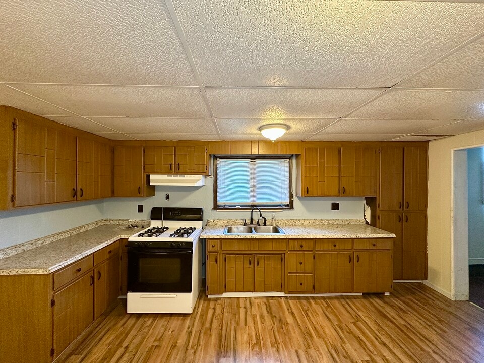 105 W Chartes St in New Castle, PA - Building Photo