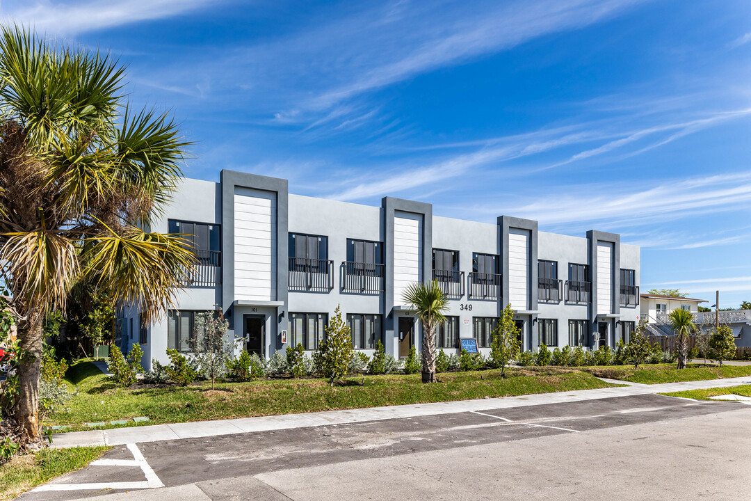 349 NW 40 St in Oakland Park, FL - Building Photo