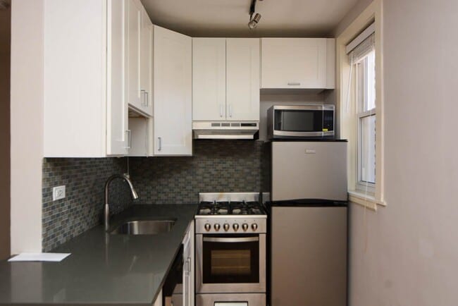 511 W Belmont Ave in Chicago, IL - Building Photo - Building Photo