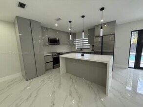 15711 SW 106th Ave in Miami, FL - Foto de edificio - Building Photo