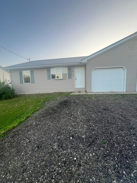 768 10th St in Plainwell, MI - Building Photo