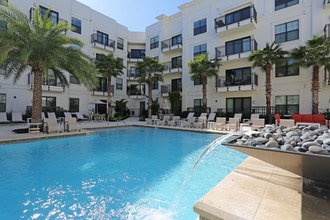 Beacon 430 in St. Petersburg, FL - Building Photo - Building Photo