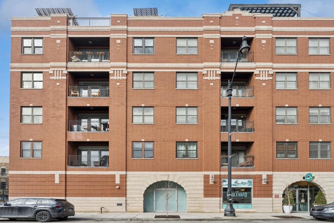 2740 W Armitage Ave, Unit 404S in Chicago, IL - Building Photo