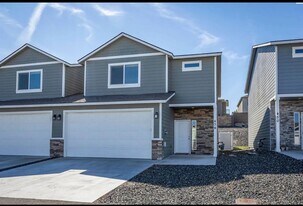 434 Bedrock Loop in West Richland, WA - Building Photo