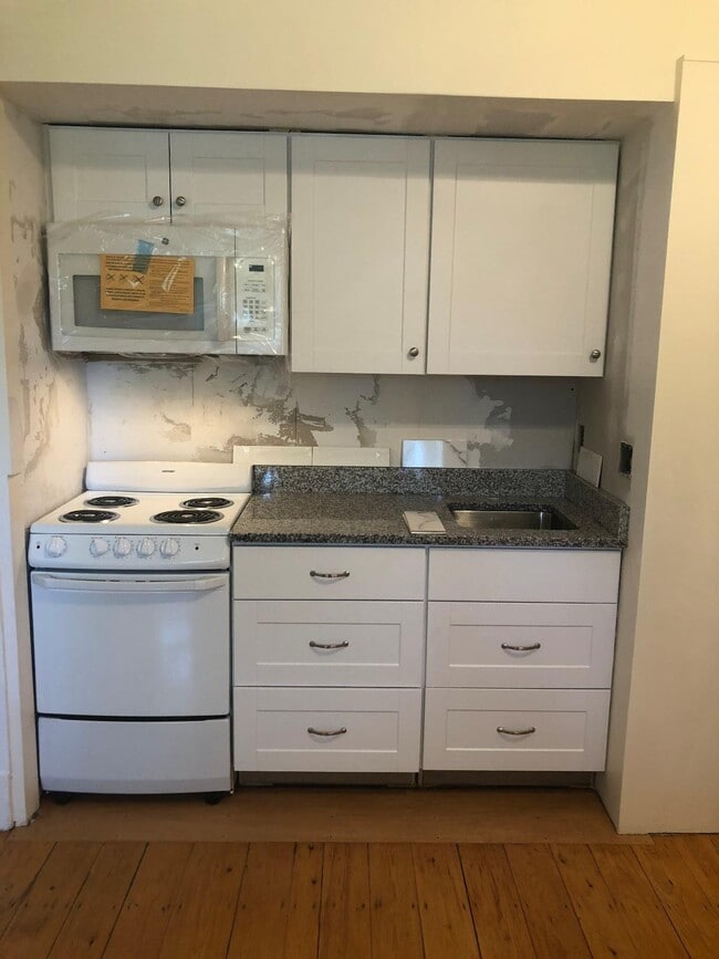 143 Pleasant St, Unit 1-J in Woburn, MA - Foto de edificio - Building Photo