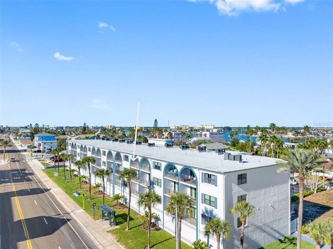 14001 Gulf Blvd in Madeira Beach, FL - Building Photo - Building Photo