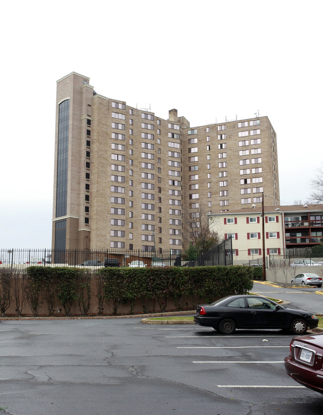 Carydale East Apartments in Alexandria, VA - Foto de edificio - Building Photo