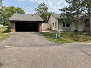 4702 Markham Pt in Eagan, MN - Foto de edificio - Building Photo