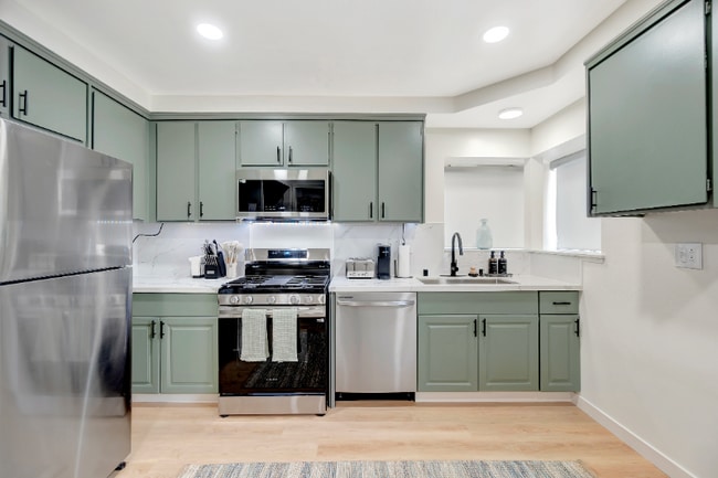 1676 W Orangewood Ave in Anaheim, CA - Building Photo - Building Photo