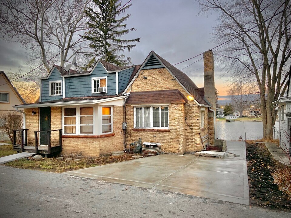 2412 Beach Dr in Fox River Grove, IL - Building Photo
