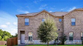 1925 Timber Oaks Dr in Garland, TX - Building Photo