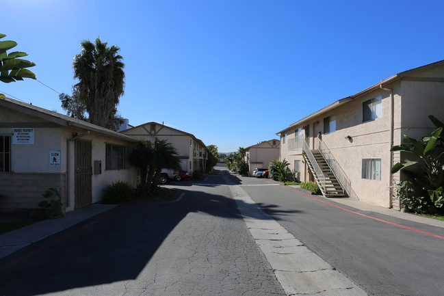 Sunset Breeze Apartments in San Diego, CA - Building Photo - Building Photo