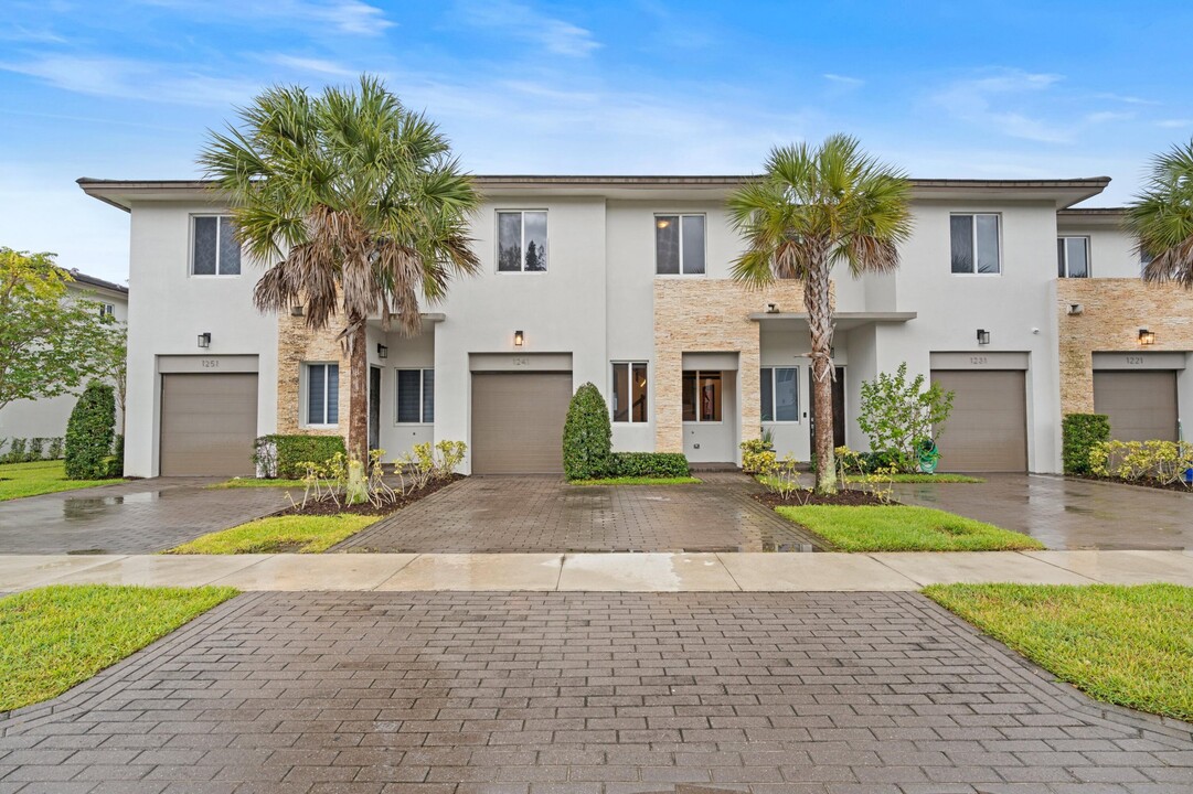 1241 Pioneer Way in Royal Palm Beach, FL - Foto de edificio