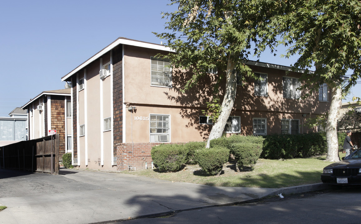 10635 Friar St in North Hollywood, CA - Foto de edificio