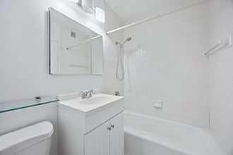 347 W 57th St in New York, NY - Building Photo - Building Photo
