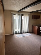 208 Dee Rd in North Aurora, IL - Building Photo - Building Photo