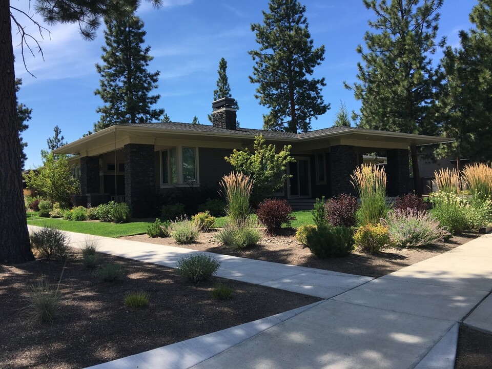 2311 NW Lolo Dr in Bend, OR - Foto de edificio