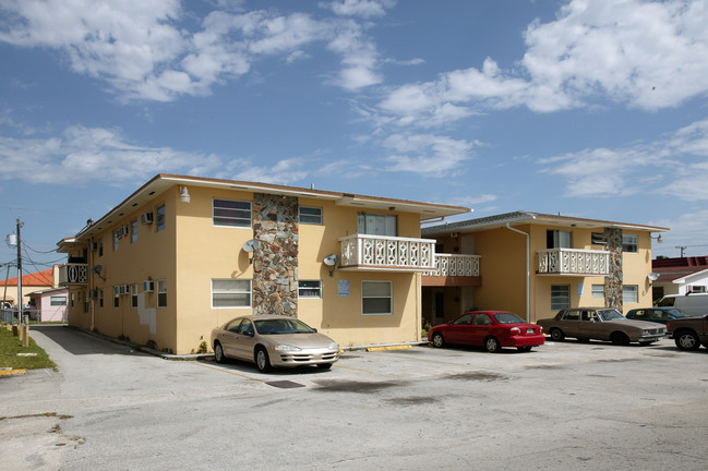 1045 W 27th St in Hialeah, FL - Building Photo - Building Photo