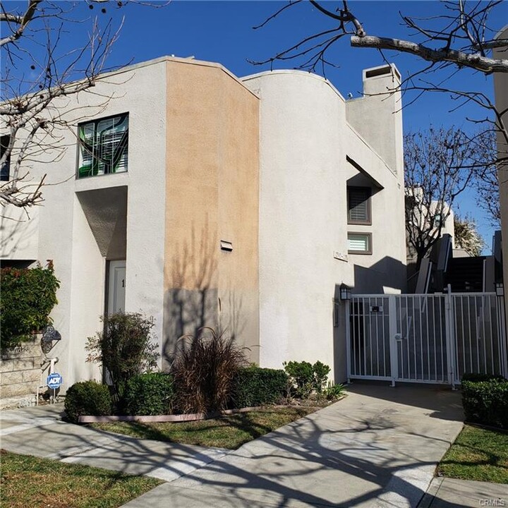 12556 Montecito Rd in Seal Beach, CA - Building Photo