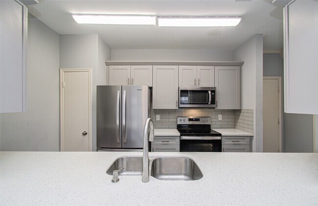 3088 Holly Hall St in Houston, TX - Building Photo - Building Photo