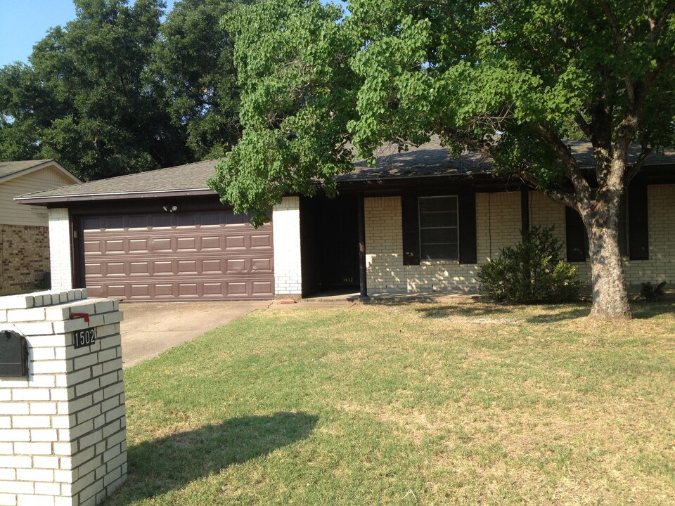 1502 Medina Dr in College Station, TX - Building Photo