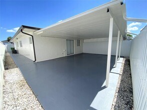 958 W 39th Pl in Hialeah, FL - Building Photo - Building Photo