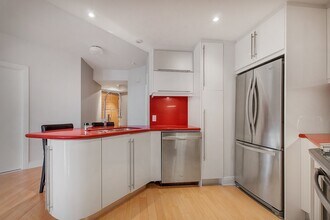 2380 Ave Pierre-Dupuy in Montréal, QC - Building Photo - Building Photo