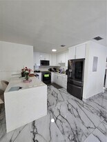 869 W 37th St in Hialeah, FL - Building Photo