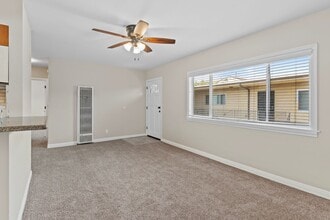 1427 W Parade St, Unit 06 in Long Beach, CA - Building Photo - Building Photo