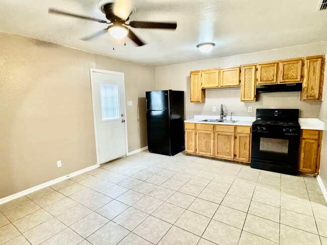 1421 Reagan Dr in Laredo, TX - Building Photo - Building Photo