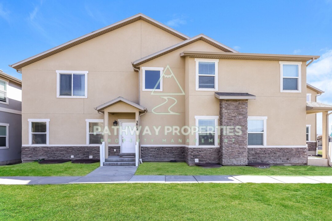 3818 E Cunninghill Dr in Eagle Mountain, UT - Foto de edificio