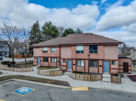 1035 Fergus Av in Mississauga, ON - Building Photo