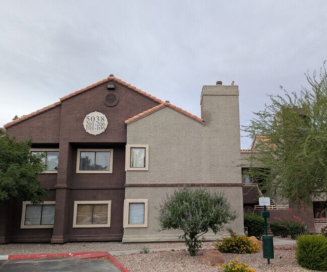 5038 S Rainbow Blvd in Las Vegas, NV - Foto de edificio - Building Photo