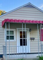 913 E Emerson St in Bloomington, IL - Building Photo