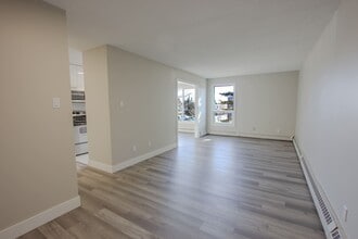 Windsor Estates in Edmonton, AB - Building Photo - Building Photo