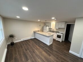 61 River Rd, Unit #3 in Stratham, NH - Foto de edificio - Building Photo